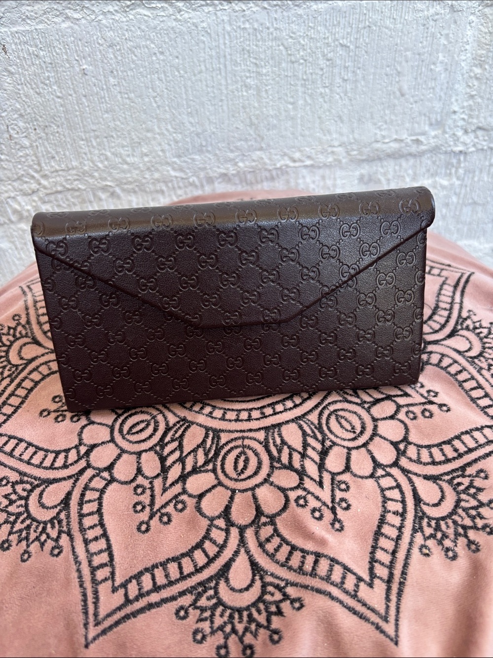Gucci Signature Logo Monogrammed Foldable GG Sunglasses Case in Brown - Unisex - Picture 2 of 8